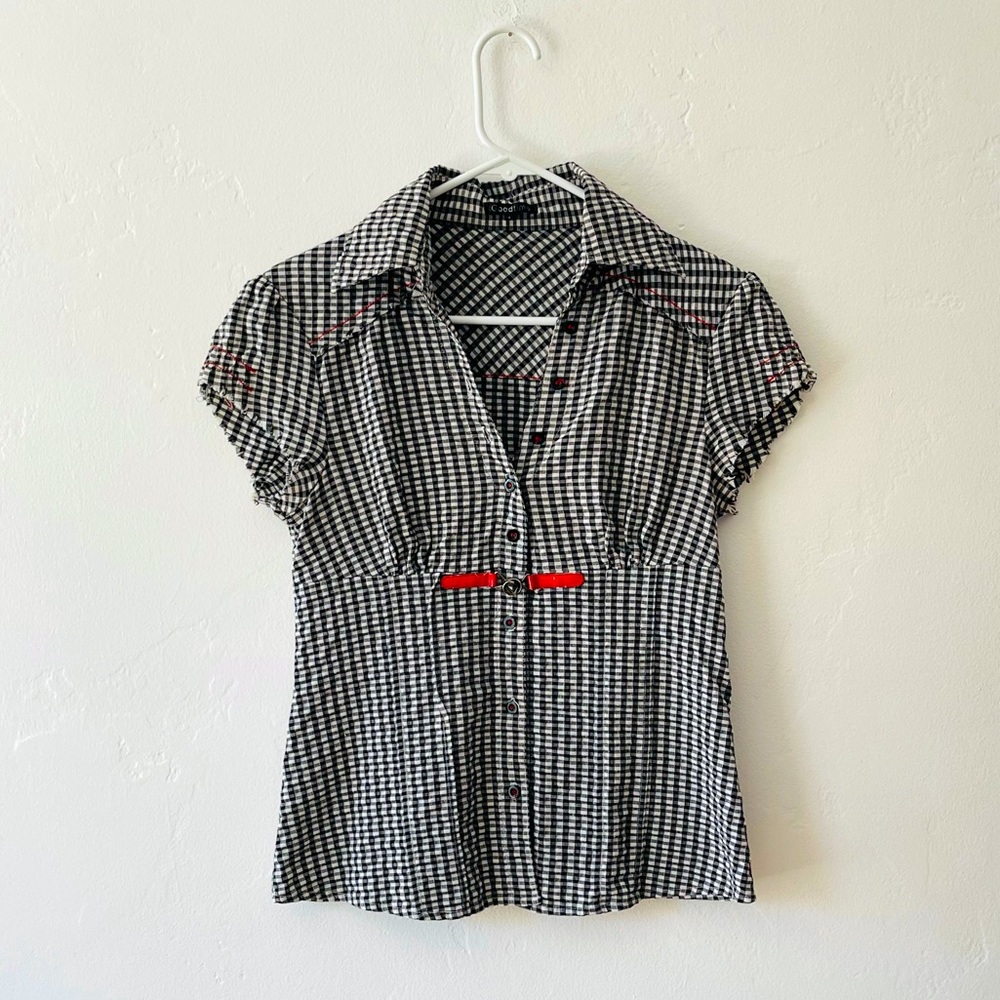 Good time b&w fitted top with red clasp